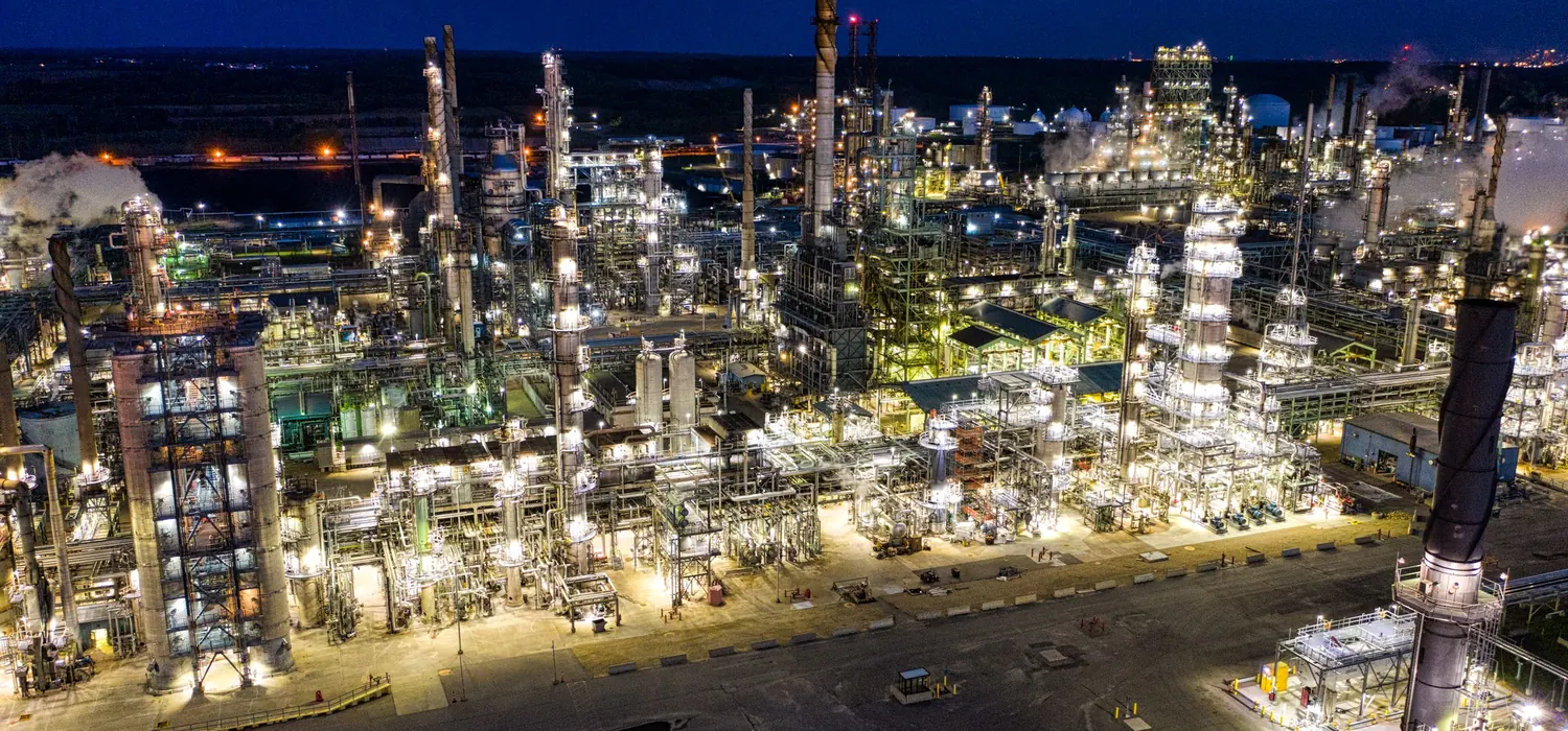 Аэросъёмка современного нефтеперерабатывающего комплекса